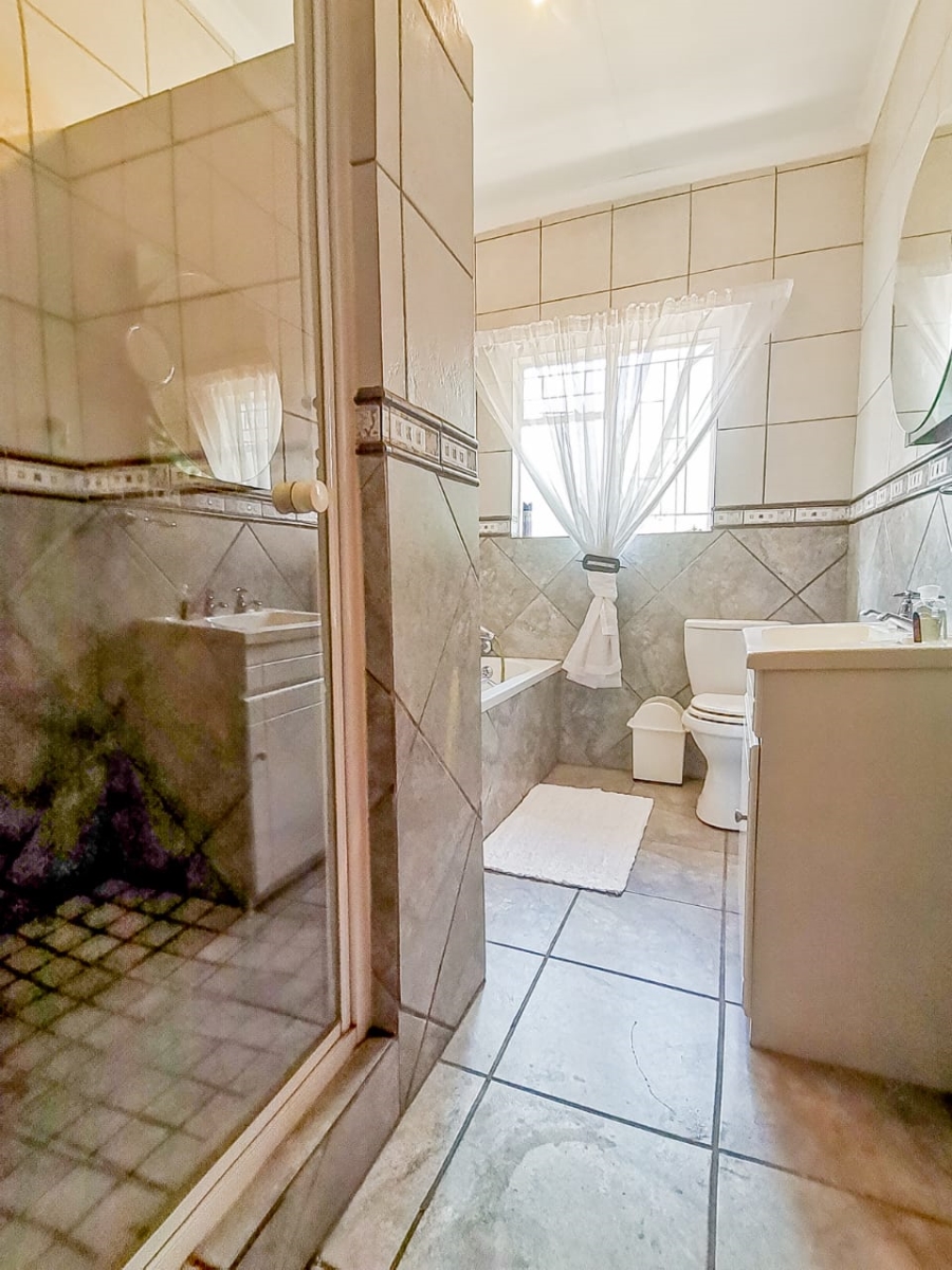 7 Bedroom Property for Sale in Parklands Western Cape